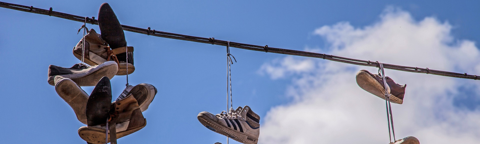 conditie 1600×480 Schuhe an Schnüren für sportliche Inspiration und gesunde Ernährung.