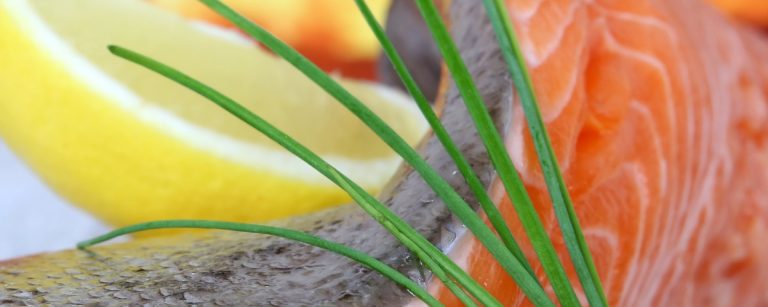 Saftiges Lachsfilet mit Zitrone und Schnittlauch für gesunde Ernährung und Fitness.