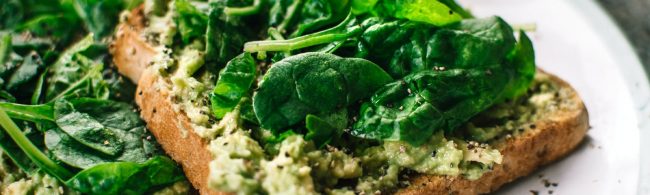 Avocado-Toast mit Spinat, perfekt für gesunde Fitness-Ernährung und schnelle Mahlzeiten.