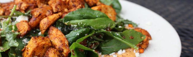 Herzhafter Hähnchensalat mit Quinoa und Spinat für eine gesunde Ernährung.