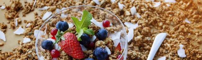 Leckeres Granola mit Beeren und Kokosnuss für einen gesunden Start in den Tag.