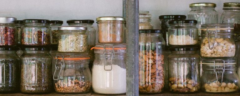 Regale voller gesunder Lebensmittel in Gläsern für Fitness und Ernährung.