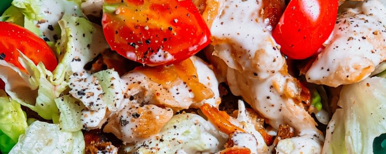 Herzhafter Hähnchensalat mit Tomaten und cremigem Dressing für Fitness-Fans.