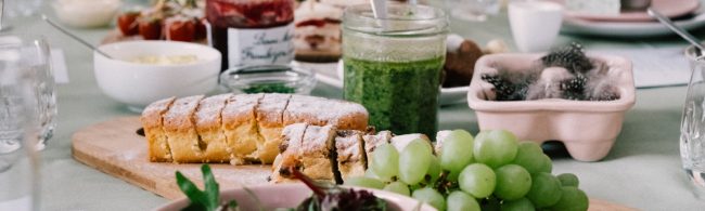 Gesundes Frühstück: Obst, Kuchen und Pesto für Fitnessbewusste.