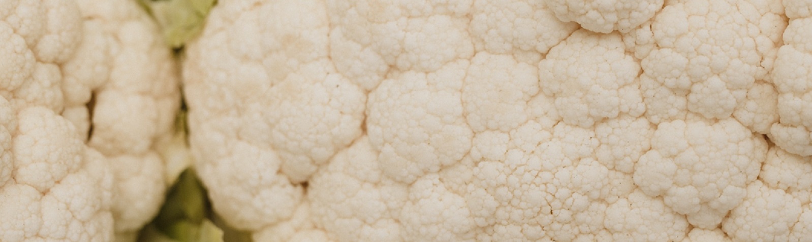 Detailaufnahme von blumenkohlähnlichem Röschen, perfekt für gesunde Fitness-Mahlzeiten.