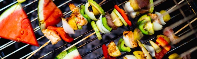 Herzhafte Hähnchen-Gemüsespieße und Wassermelone vom Grill, perfekt für Fitness-Ernährung.