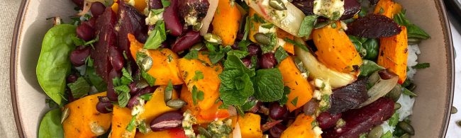 Herzhafter Bowls-Salat mit Roter Bete, Kürbis, Kidneybohnen und frischen Kräutern.