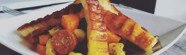 Gegrillter Halloumi mit Süßkartoffeln und Chorizo – ideal für Fitness-Fans.