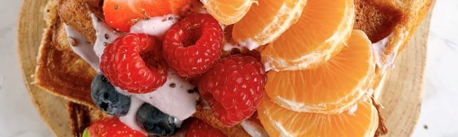 Gesunde Waffel mit Früchten und Joghurt - perfekt für Fitness-Fans!