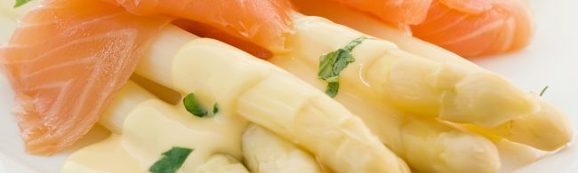 Lachs mit Spargel: Leckeres Fitnessessen mit Eiweiß und Vitaminen.