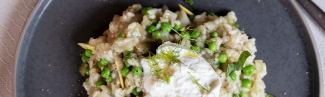 Gesundes Erbsen-Risotto mit Zitronen-Minze-Topping: Vitamine & Ballaststoffe.
