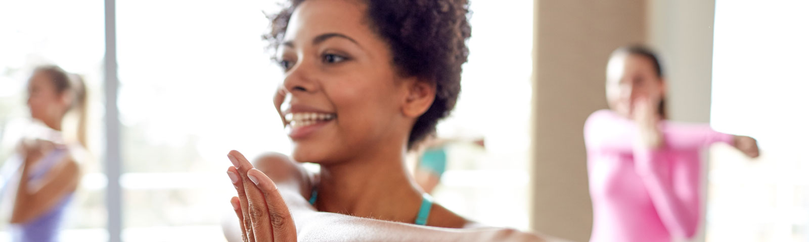 Frau macht Yoga in einem Fitnessstudio.