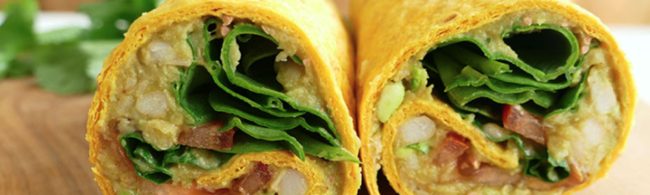 Wrap-spinazie Gesunde Wraps mit Avocado, Spinat und Hähnchen für Fitness.