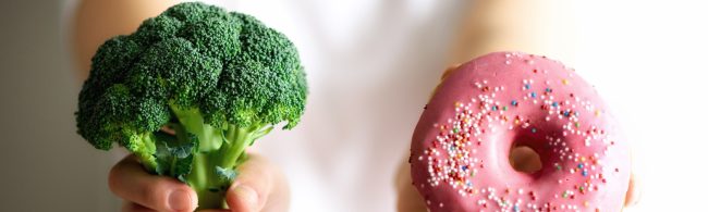 Gesunde Wahl: Brokkoli gegen zuckerhaltigen Donut - eine Entscheidung für Fitness.