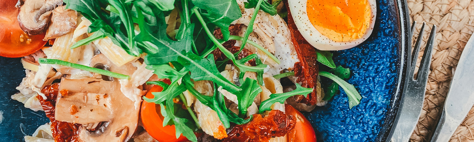 Truffelpasta-met-pulled-chicken Fit und lecker: Salat mit Ei, Hähnchen, Pilzen und Tomaten – perfekt für deine Ernährung.