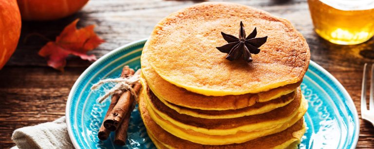 Gesunde Kürbispfannkuchen mit Zimt und Sternanis, perfekt für Fitness-Ernährung.