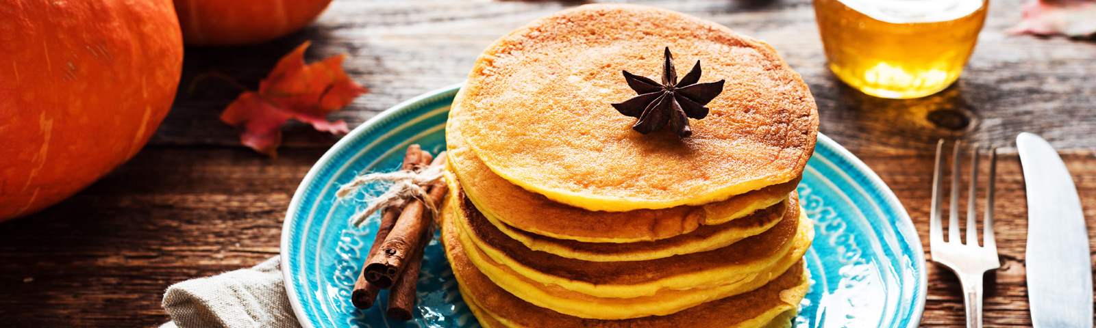Gesunde Kürbispfannkuchen mit Zimt und Sternanis, perfekt für Fitness-Ernährung.