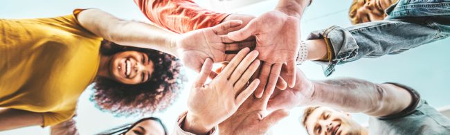 Teamwork mit Händen vereint: Fit und gesund ernähren.
