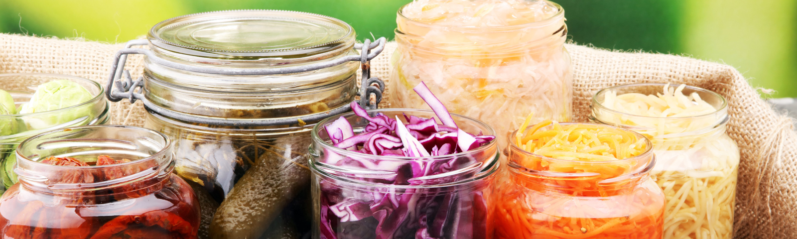 Glasbehälter mit eingelegtem Gemüse und Obst. Fitnessfreundliche, gesunde Lebensmittel.