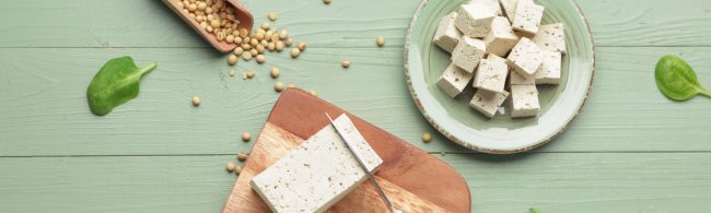 Frischer Tofu mit Sojabohnen und Spinat – perfekt für Fitness und gesunde Ernährung.