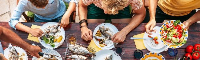 Gesunde Ernährung: Gegrillter Fisch und frischer Salat für ein fitteres Leben.