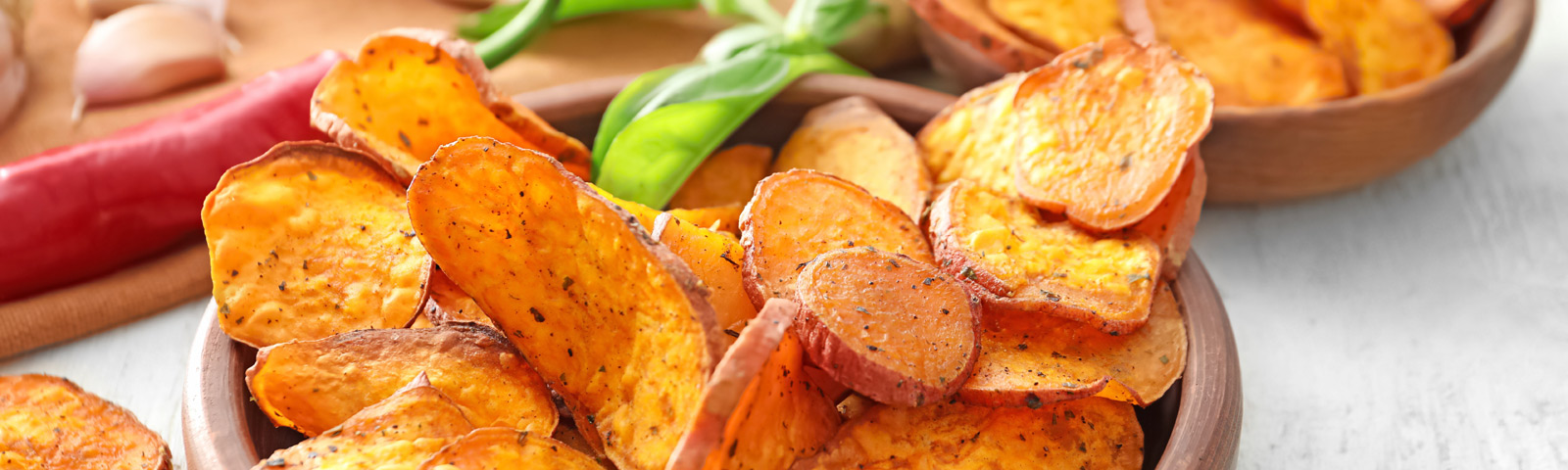 Gesunde Süßkartoffel-Chips mit Kräutern, perfekt für Fitness-Ernährung.