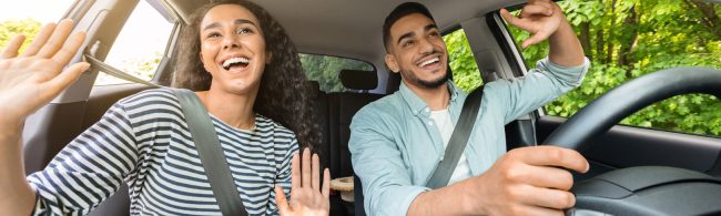 Glückliches Paar im Auto auf dem Weg zu einem gesunden Lebensstil.