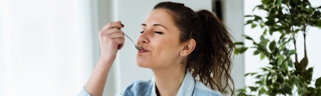 Top-down view of a balanced meal with high-fiber foods like whole grains, legumes, vegetables, along with protein-rich items and a glass of water, illustrating how to feel fuller longer.
