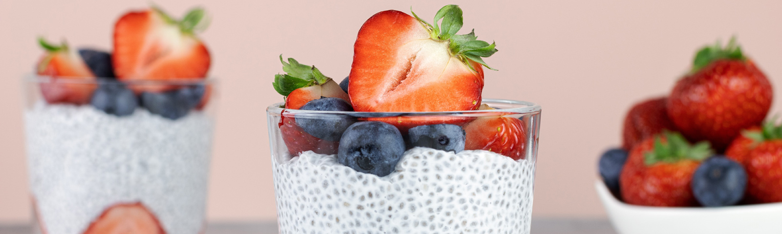 foodswaps Leckere Chia-Puddings mit Erdbeeren und Blaubeeren für deine Fitness-Ernährung.