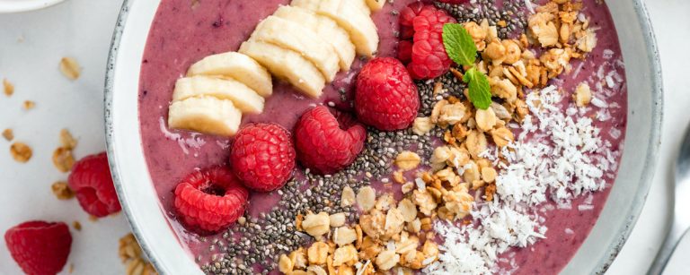 Summer smoothie bowl with raspberry, coconut and granola – colorful & protein-rich
