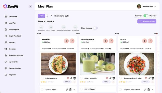 Online Coach nutzt BenFit Software für Ernährungspläne am Laptop - moderne Coaching-Technologie für Fitnessstudios