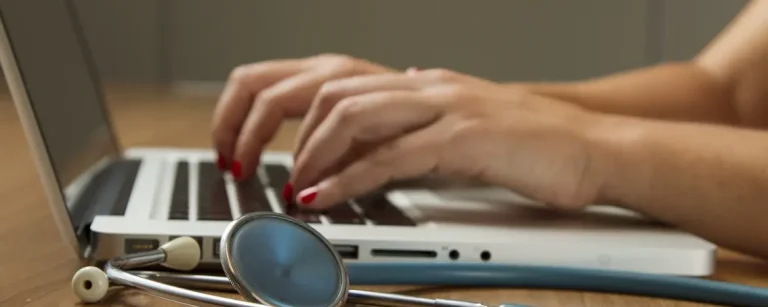 Ärztin im Gespräch mit einem Patienten